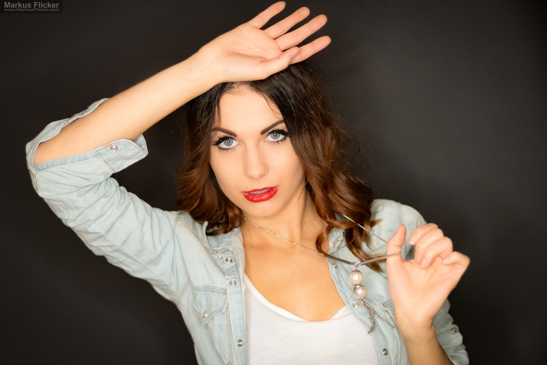 Beauty Portrait Fotoshooting im Studio: Jeansjacke, roter Lippenstift und ausdrucksstarke Posen Beauty Portrait Fotoshooting im Studio: Jeansjacke, roter Lippenstift und ausdrucksstarke Posen
