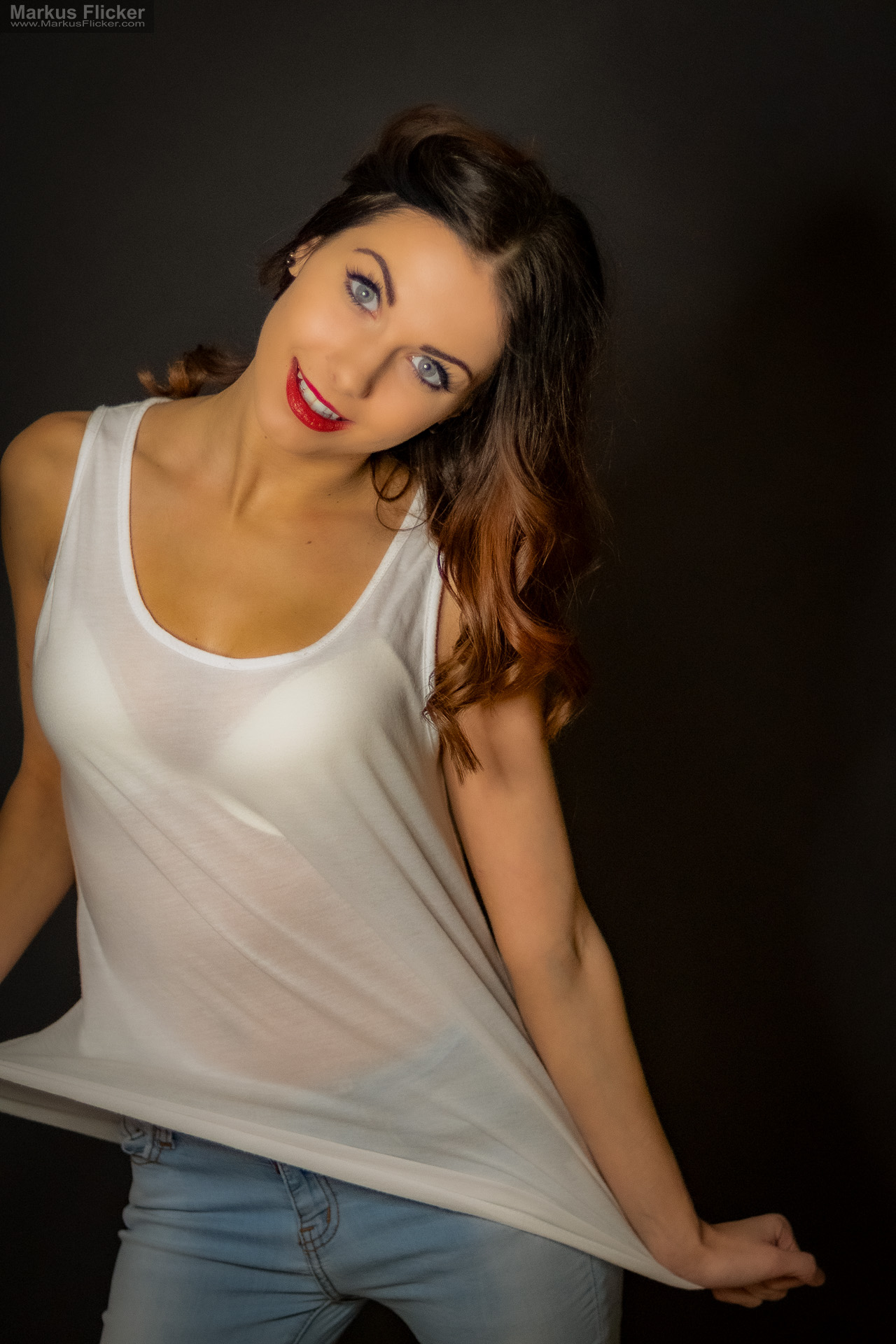 Portraitfotografie im Studio: Kreatives Modelshooting mit weißem T-Shirt, natürlicher Bewegung und ausdrucksstarken Posen Portraitfotografie im Studio: Kreatives Modelshooting mit weißem T-Shirt, natürlicher Bewegung und ausdrucksstarken Posen