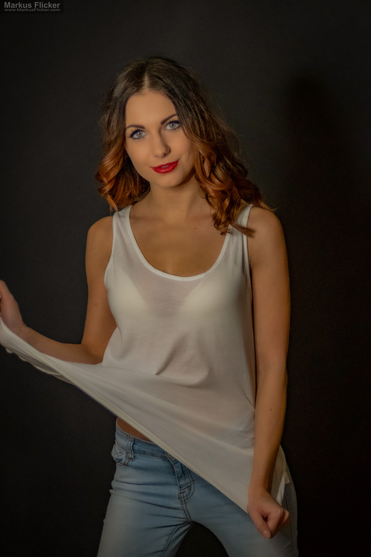 Portraitfotografie im Studio: Kreatives Modelshooting mit weißem T-Shirt, natürlicher Bewegung und ausdrucksstarken Posen Portraitfotografie im Studio: Kreatives Modelshooting mit weißem T-Shirt, natürlicher Bewegung und ausdrucksstarken Posen