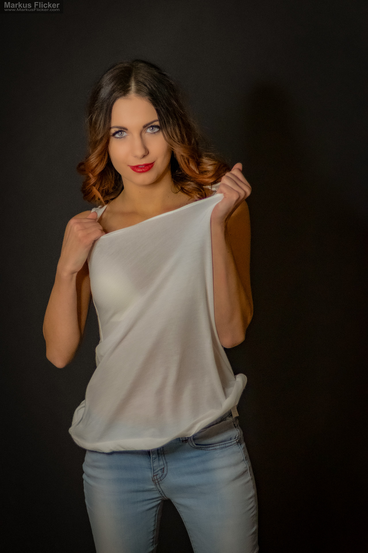 Portraitfotografie im Studio: Kreatives Modelshooting mit weißem T-Shirt, natürlicher Bewegung und ausdrucksstarken Posen Portraitfotografie im Studio: Kreatives Modelshooting mit weißem T-Shirt, natürlicher Bewegung und ausdrucksstarken Posen
