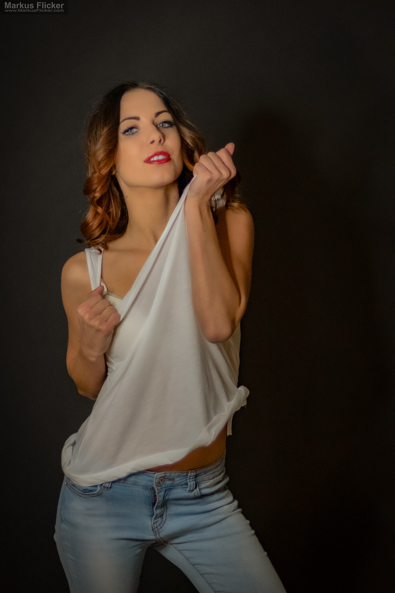 Portraitfotografie im Studio: Kreatives Modelshooting mit weißem T-Shirt, natürlicher Bewegung und ausdrucksstarken Posen Portraitfotografie im Studio: Kreatives Modelshooting mit weißem T-Shirt, natürlicher Bewegung und ausdrucksstarken Posen