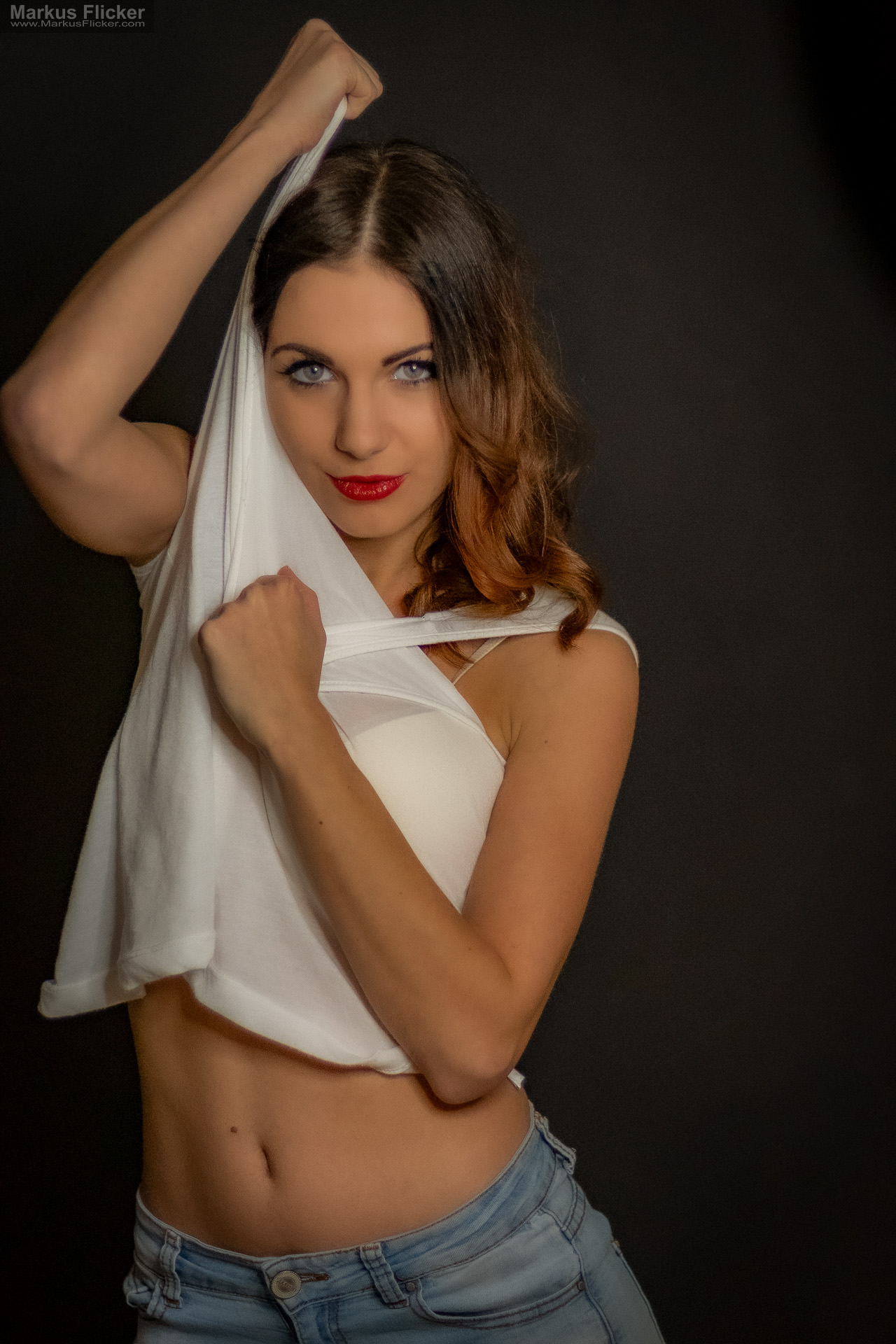 Portraitfotografie im Studio: Kreatives Modelshooting mit weißem T-Shirt, natürlicher Bewegung und ausdrucksstarken Posen Portraitfotografie im Studio: Kreatives Modelshooting mit weißem T-Shirt, natürlicher Bewegung und ausdrucksstarken Posen
