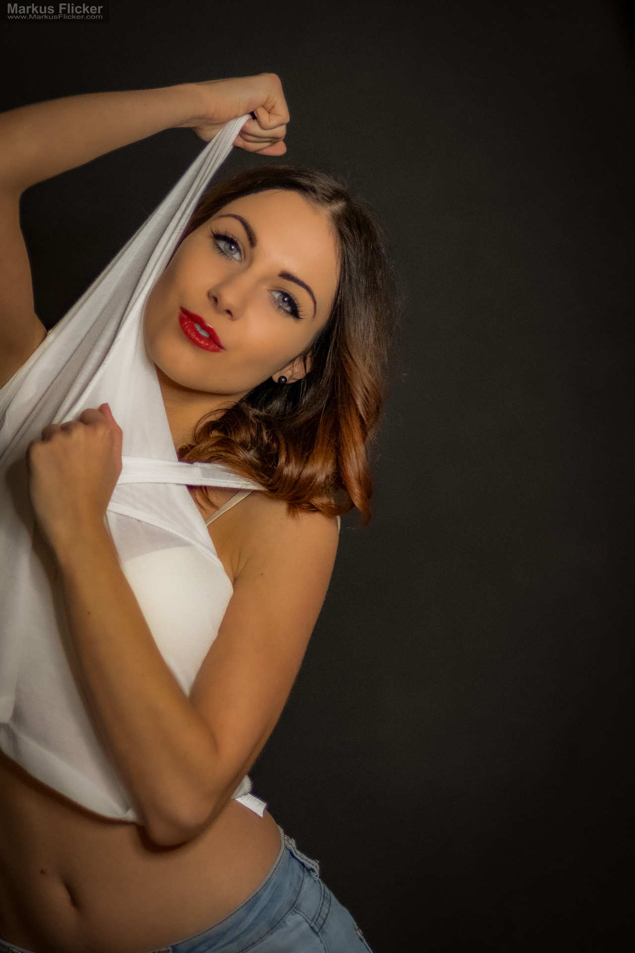 Portraitfotografie im Studio: Kreatives Modelshooting mit weißem T-Shirt, natürlicher Bewegung und ausdrucksstarken Posen Portraitfotografie im Studio: Kreatives Modelshooting mit weißem T-Shirt, natürlicher Bewegung und ausdrucksstarken Posen