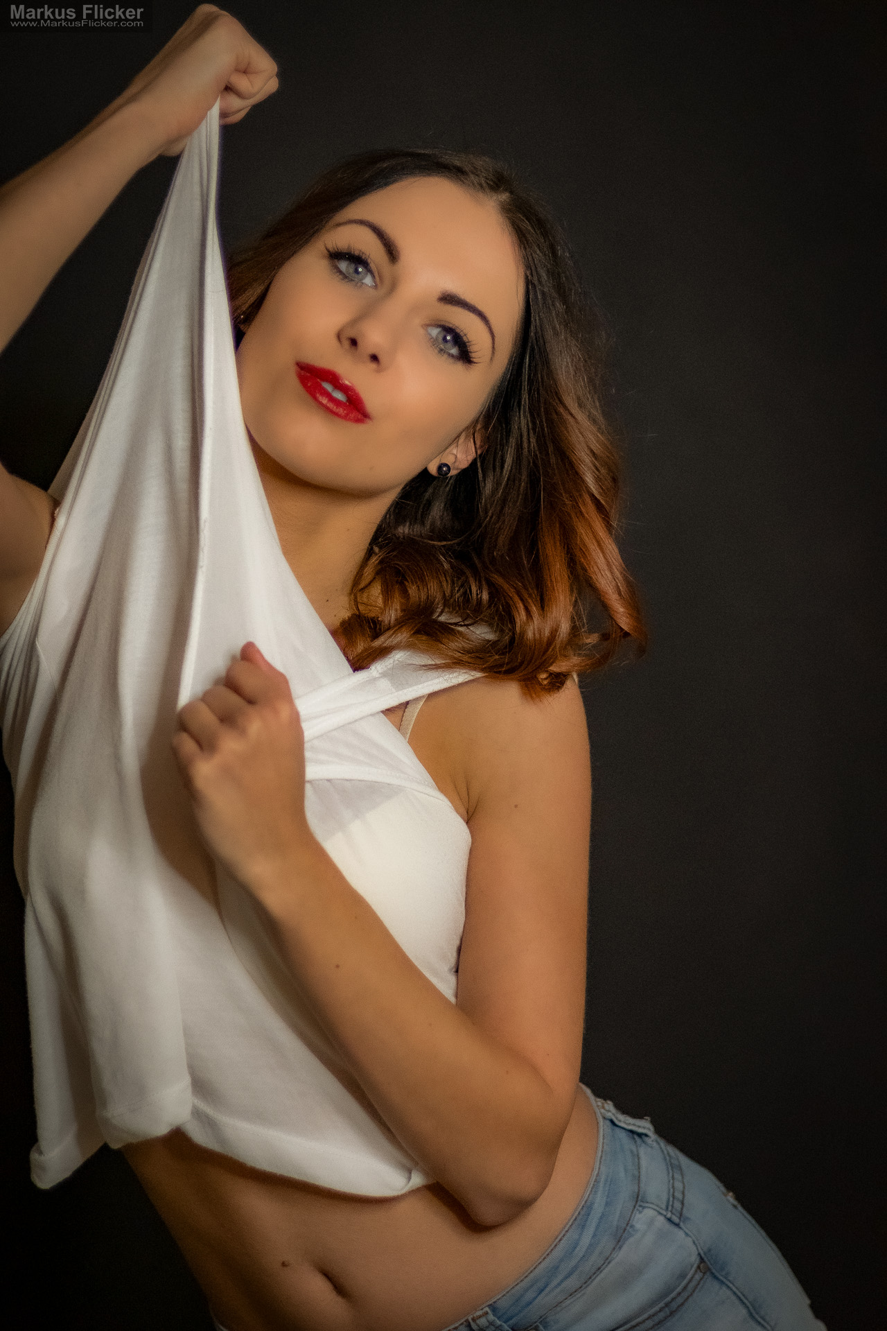 Portraitfotografie im Studio: Kreatives Modelshooting mit weißem T-Shirt, natürlicher Bewegung und ausdrucksstarken Posen Portraitfotografie im Studio: Kreatives Modelshooting mit weißem T-Shirt, natürlicher Bewegung und ausdrucksstarken Posen