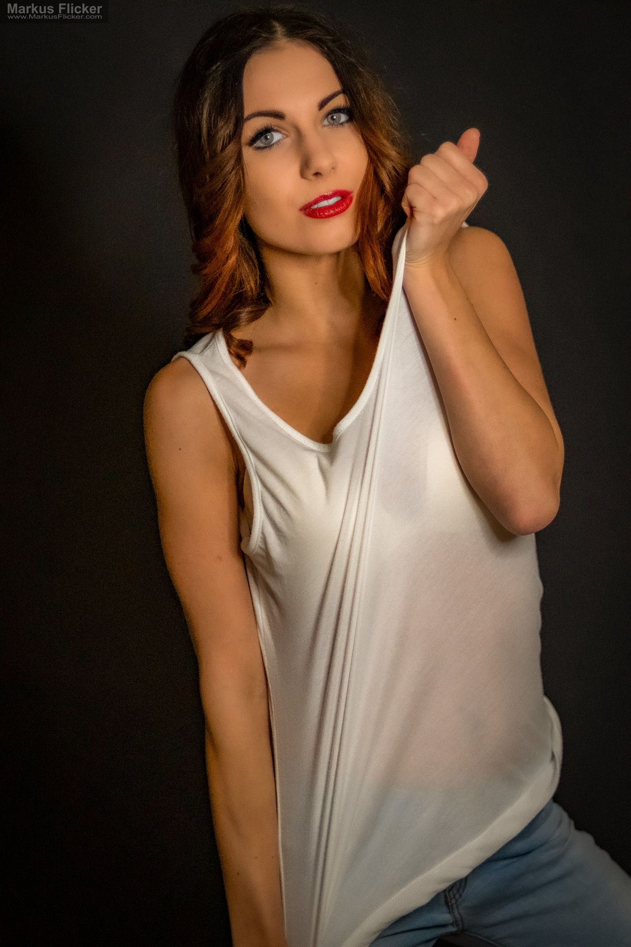Portraitfotografie im Studio: Kreatives Modelshooting mit weißem T-Shirt, natürlicher Bewegung und ausdrucksstarken Posen Portraitfotografie im Studio: Kreatives Modelshooting mit weißem T-Shirt, natürlicher Bewegung und ausdrucksstarken Posen