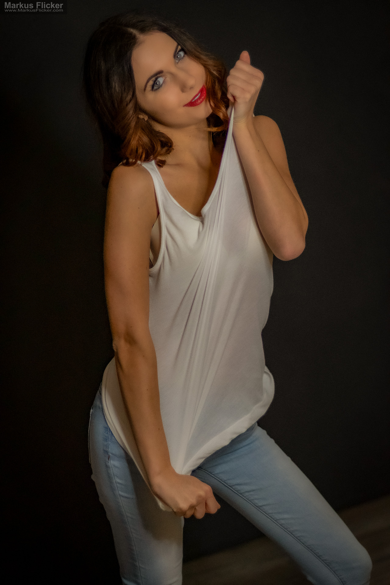 Portraitfotografie im Studio: Kreatives Modelshooting mit weißem T-Shirt, natürlicher Bewegung und ausdrucksstarken Posen Portraitfotografie im Studio: Kreatives Modelshooting mit weißem T-Shirt, natürlicher Bewegung und ausdrucksstarken Posen