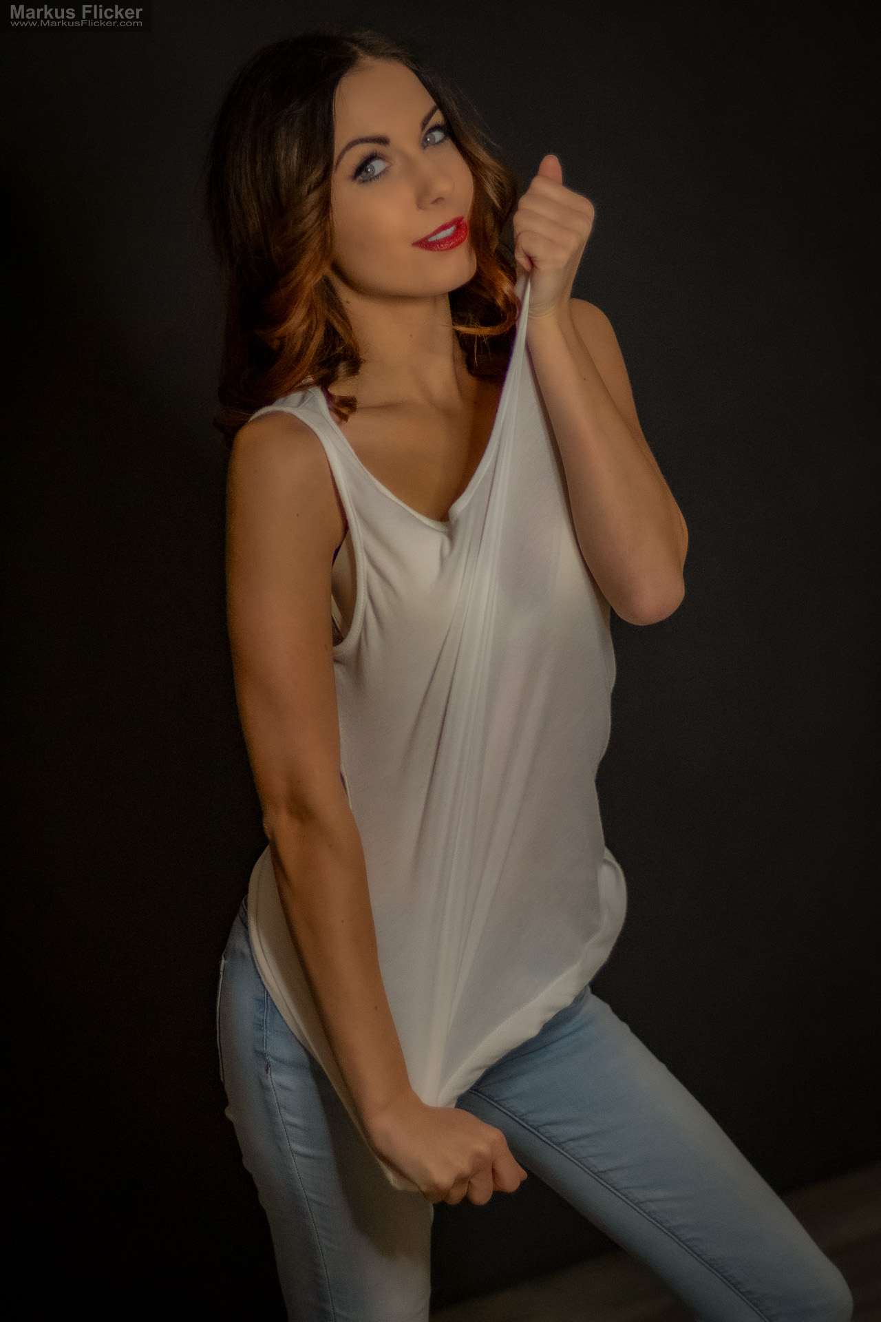 Portraitfotografie im Studio: Kreatives Modelshooting mit weißem T-Shirt, natürlicher Bewegung und ausdrucksstarken Posen Portraitfotografie im Studio: Kreatives Modelshooting mit weißem T-Shirt, natürlicher Bewegung und ausdrucksstarken Posen