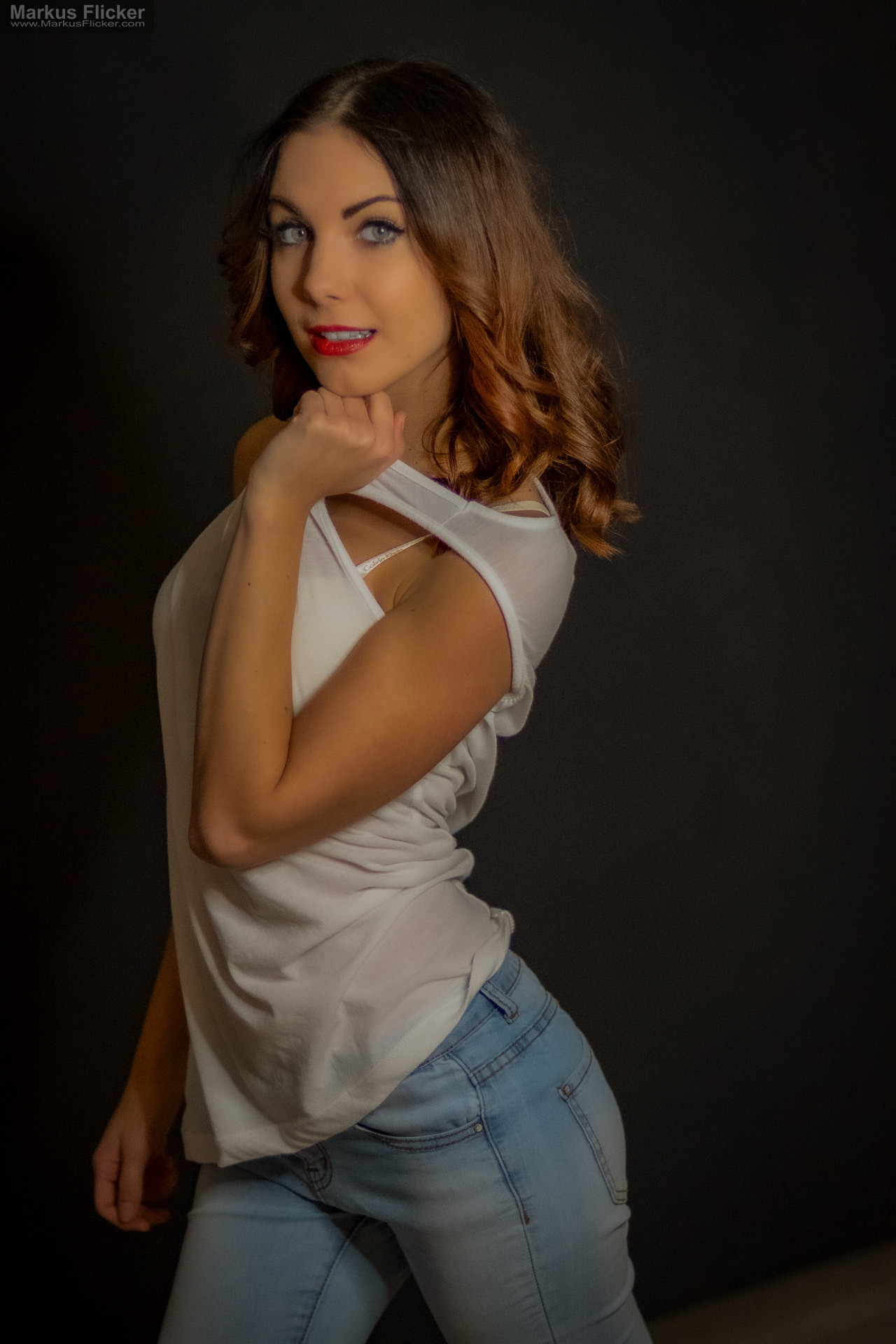 Portraitfotografie im Studio: Kreatives Modelshooting mit weißem T-Shirt, natürlicher Bewegung und ausdrucksstarken Posen Portraitfotografie im Studio: Kreatives Modelshooting mit weißem T-Shirt, natürlicher Bewegung und ausdrucksstarken Posen