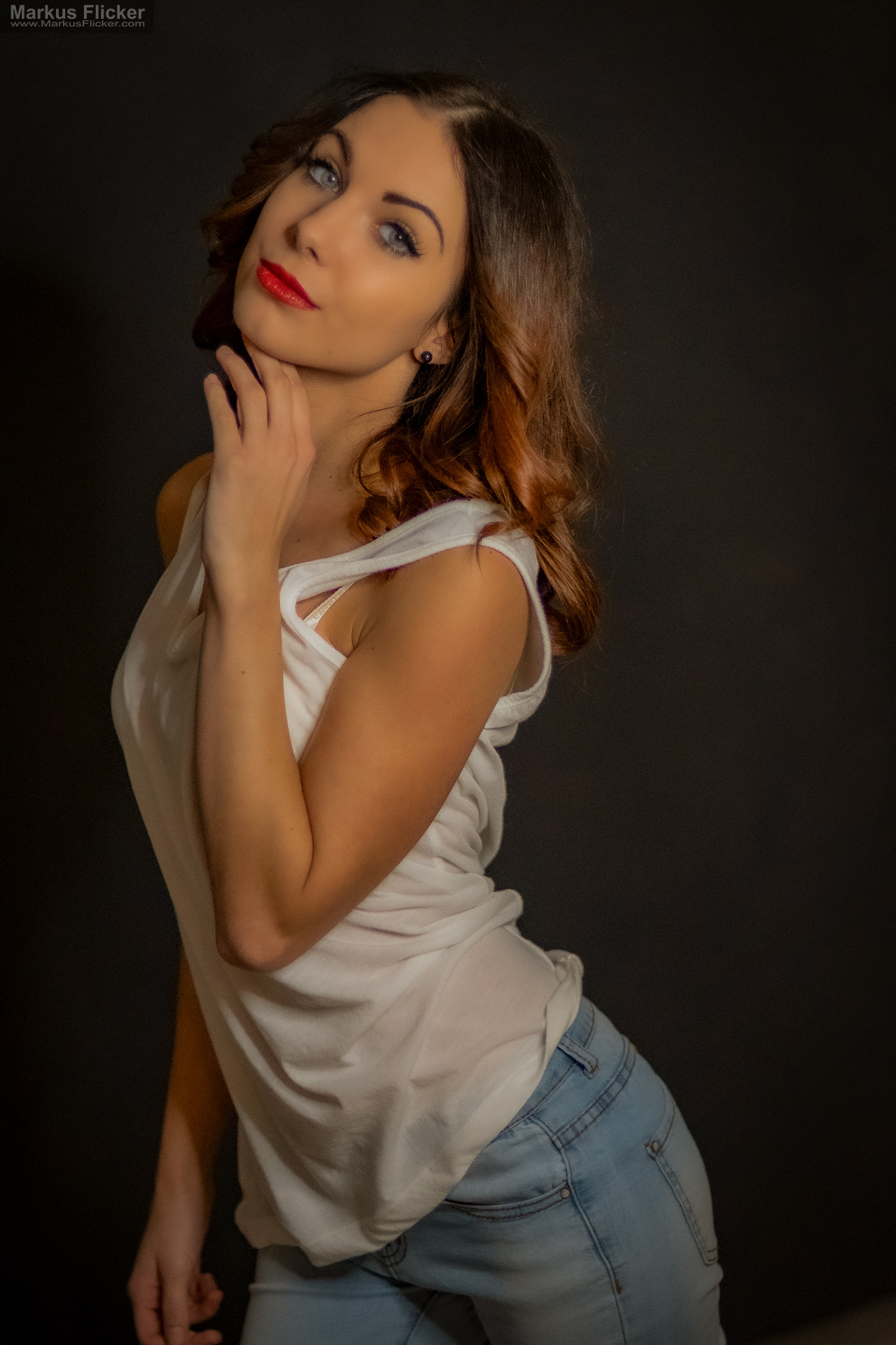 Portraitfotografie im Studio: Kreatives Modelshooting mit weißem T-Shirt, natürlicher Bewegung und ausdrucksstarken Posen Portraitfotografie im Studio: Kreatives Modelshooting mit weißem T-Shirt, natürlicher Bewegung und ausdrucksstarken Posen