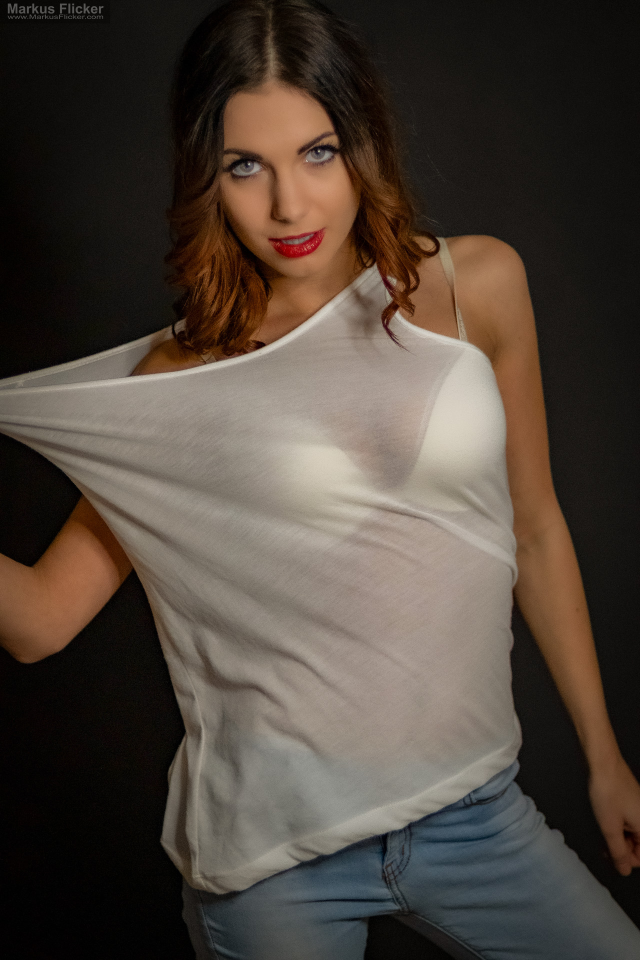 Portraitfotografie im Studio: Kreatives Modelshooting mit weißem T-Shirt, natürlicher Bewegung und ausdrucksstarken Posen Portraitfotografie im Studio: Kreatives Modelshooting mit weißem T-Shirt, natürlicher Bewegung und ausdrucksstarken Posen