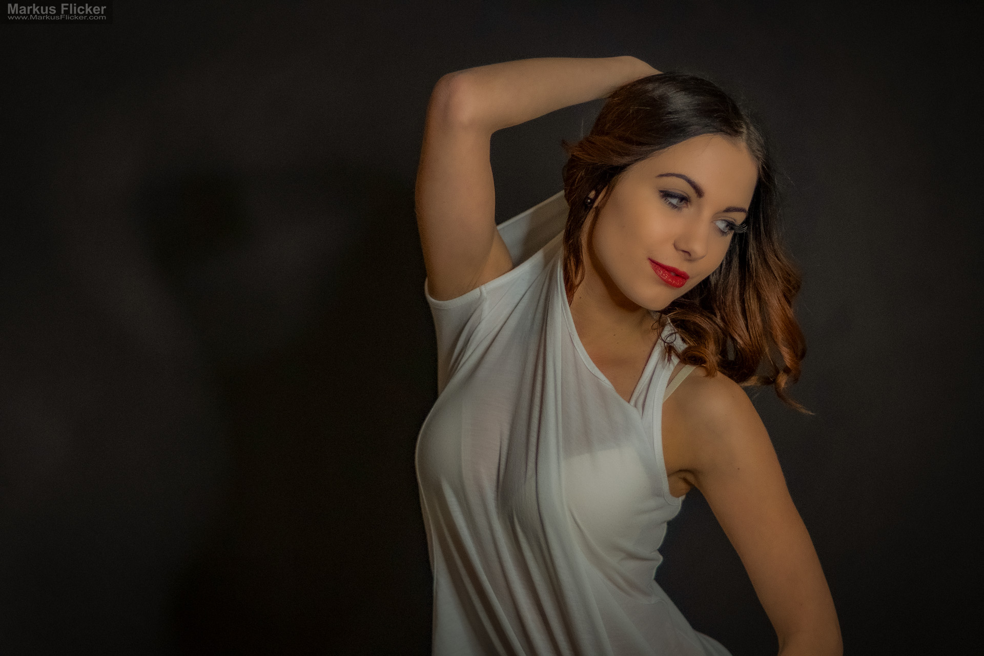 Portraitfotografie im Studio: Kreatives Modelshooting mit weißem T-Shirt, natürlicher Bewegung und ausdrucksstarken Posen Portraitfotografie im Studio: Kreatives Modelshooting mit weißem T-Shirt, natürlicher Bewegung und ausdrucksstarken Posen