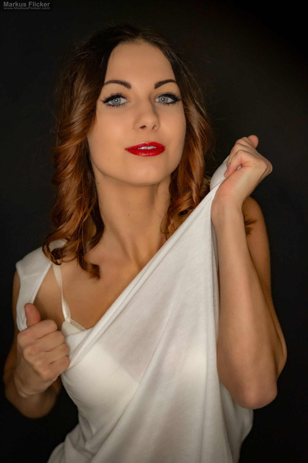 Portraitfotografie im Studio: Kreatives Modelshooting mit weißem T-Shirt, natürlicher Bewegung und ausdrucksstarken Posen Portraitfotografie im Studio: Kreatives Modelshooting mit weißem T-Shirt, natürlicher Bewegung und ausdrucksstarken Posen
