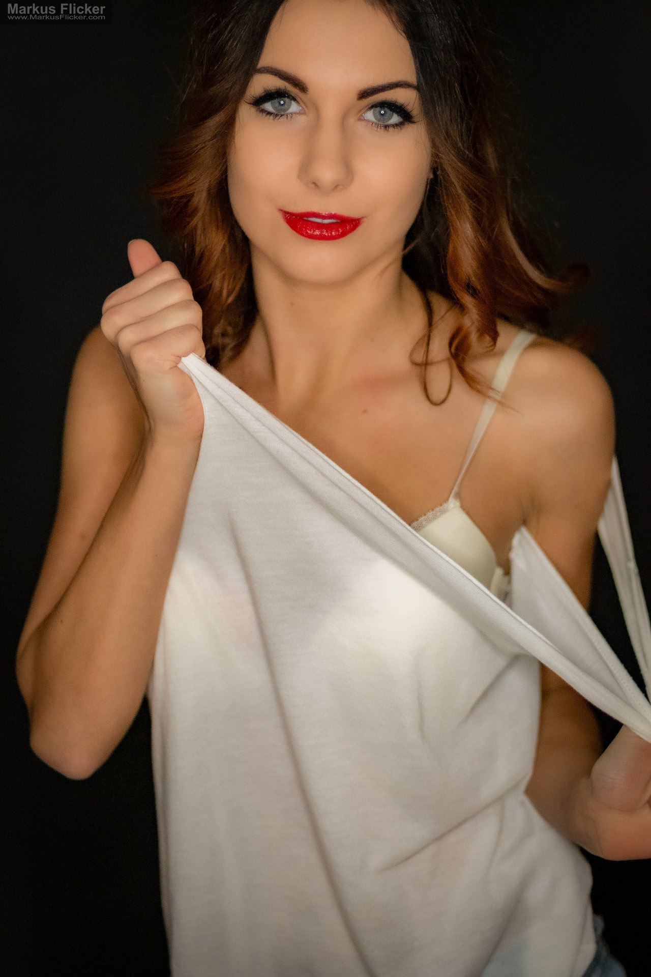 Portraitfotografie im Studio: Kreatives Modelshooting mit weißem T-Shirt, natürlicher Bewegung und ausdrucksstarken Posen Portraitfotografie im Studio: Kreatives Modelshooting mit weißem T-Shirt, natürlicher Bewegung und ausdrucksstarken Posen