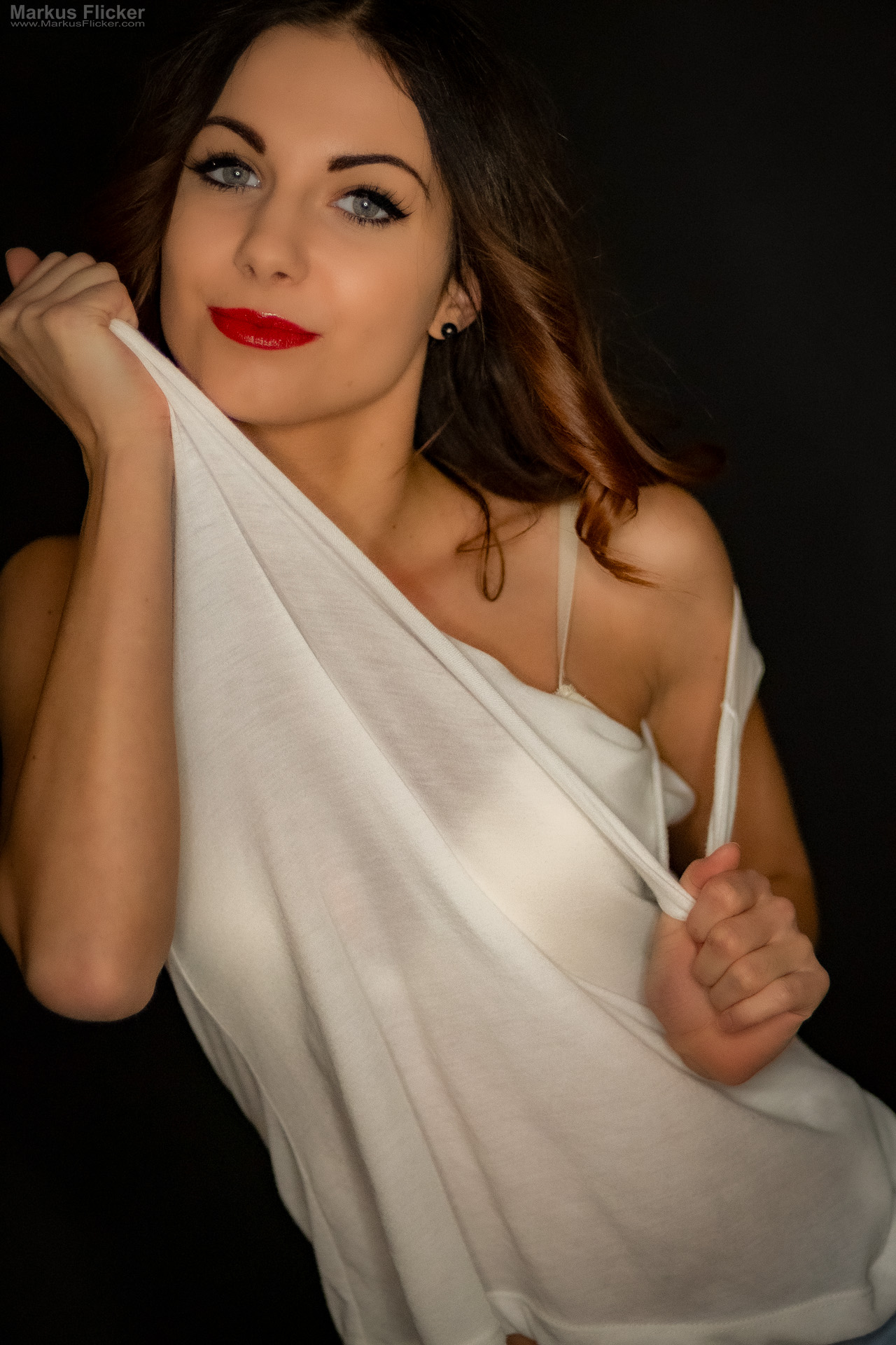 Portraitfotografie im Studio: Kreatives Modelshooting mit weißem T-Shirt, natürlicher Bewegung und ausdrucksstarken Posen Portraitfotografie im Studio: Kreatives Modelshooting mit weißem T-Shirt, natürlicher Bewegung und ausdrucksstarken Posen