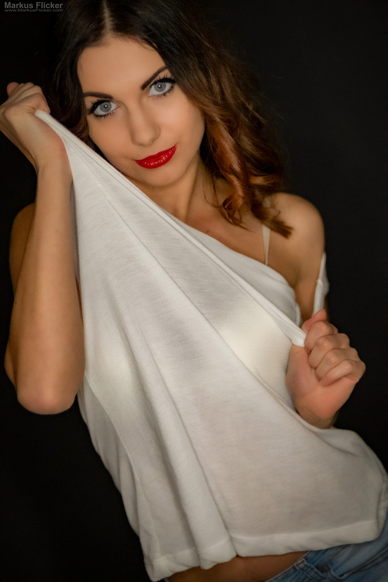 Portraitfotografie im Studio: Kreatives Modelshooting mit weißem T-Shirt, natürlicher Bewegung und ausdrucksstarken Posen Portraitfotografie im Studio: Kreatives Modelshooting mit weißem T-Shirt, natürlicher Bewegung und ausdrucksstarken Posen