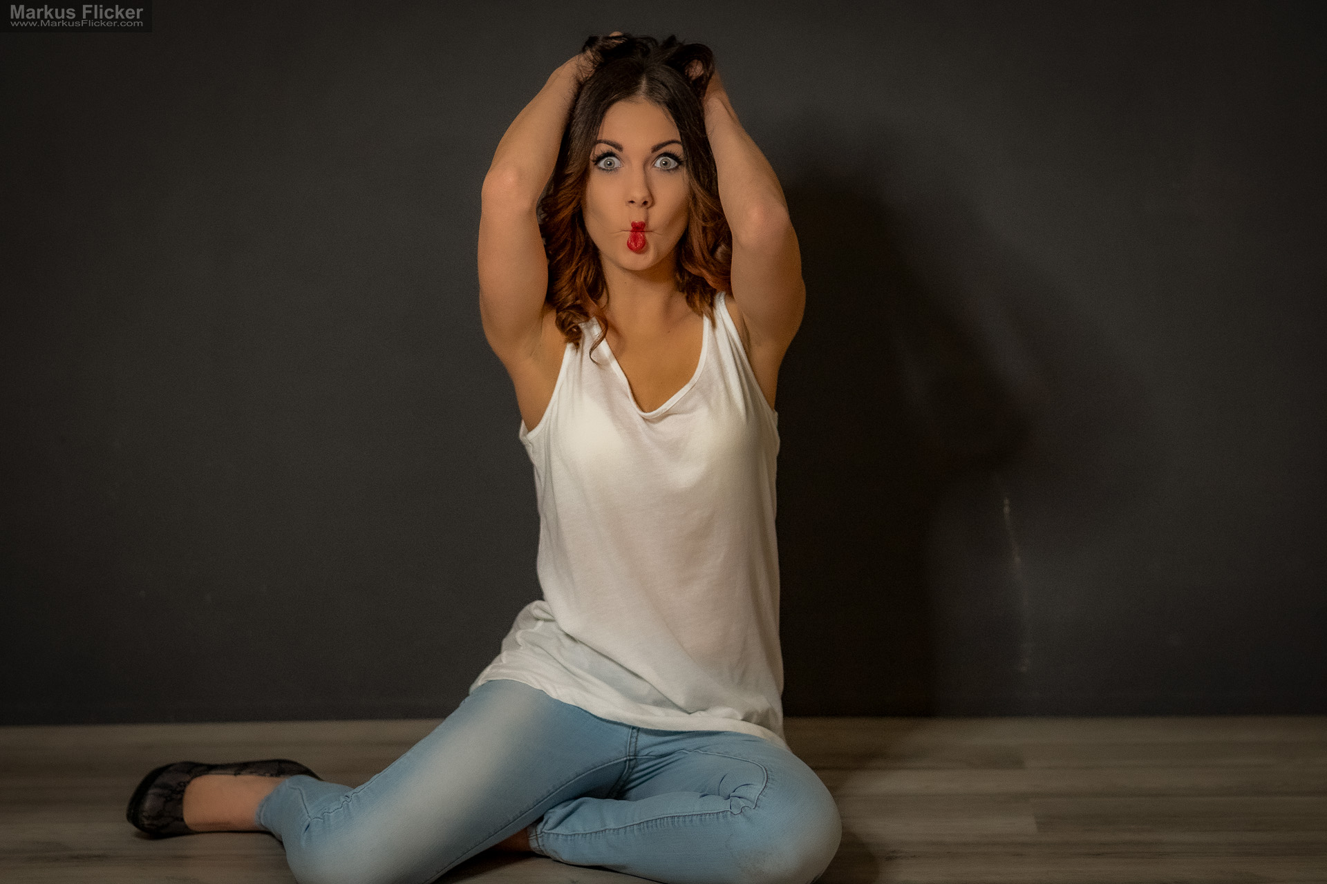 Model Portrait Fotoshooting im Studio: Weißes Shirt, Jeans, Ringlicht, Bewegung und kreatives Posing mit Steffi