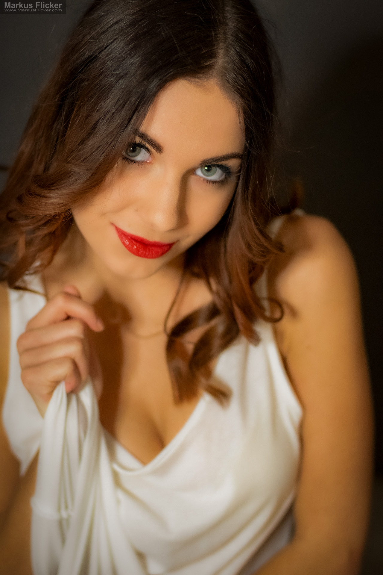 Portrait Fotoshooting im Studio mit grauem Hintergrund und Ringlicht: Einfaches Setup, starke Perspektiven und ausdrucksstarke Fotos