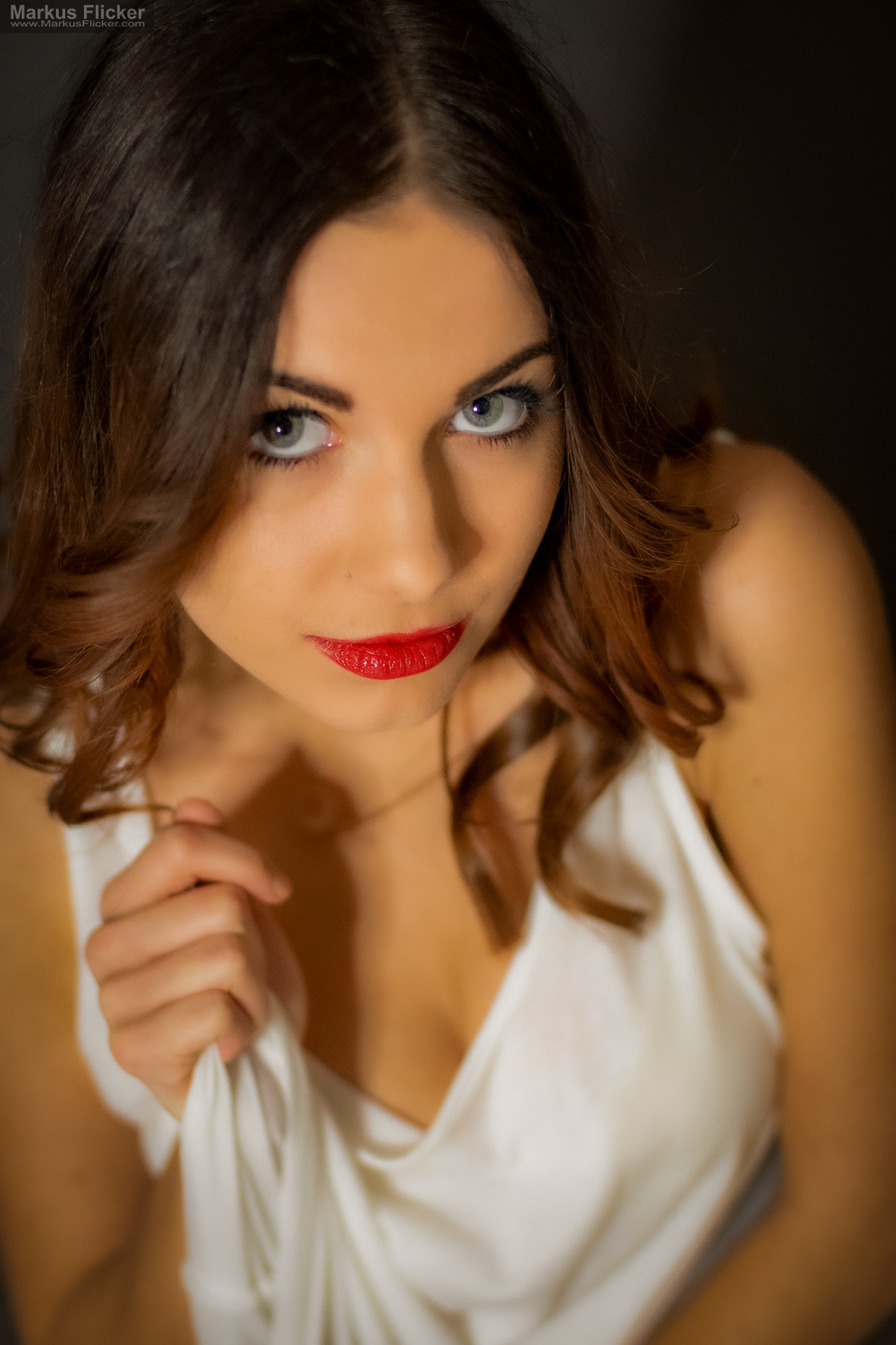Du betrachtest gerade Portrait Fotoshooting im Studio mit grauem Hintergrund und Ringlicht: Einfaches Setup, starke Perspektiven und ausdrucksstarke Fotos