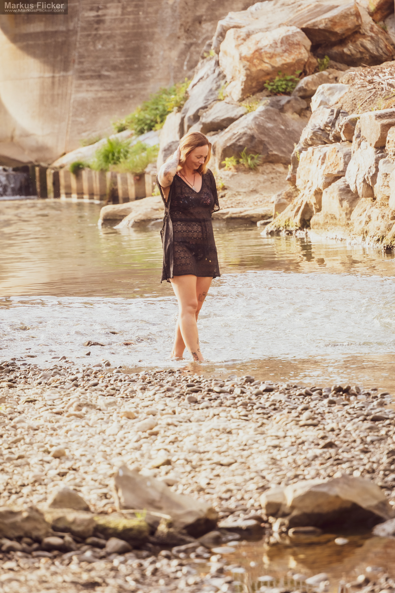 Sommerliches Portrait Model Shooting am Fluss mit Steinstrand im Bikini Du betrachtest gerade Sommerliches Portrait Model Shooting am Fluss mit Steinstrand im Bikini