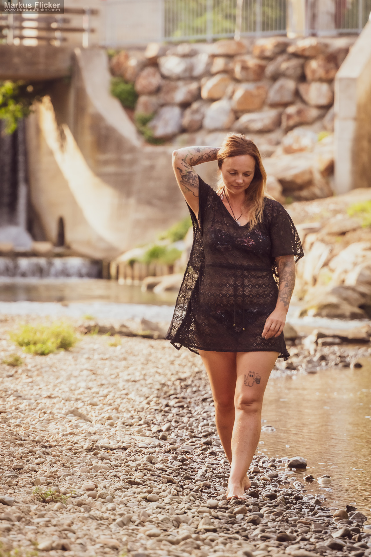 Sommerliches Portrait Model Shooting am Fluss mit Steinstrand im Bikini Sommerliches Portrait Model Shooting am Fluss mit Steinstrand im Bikini