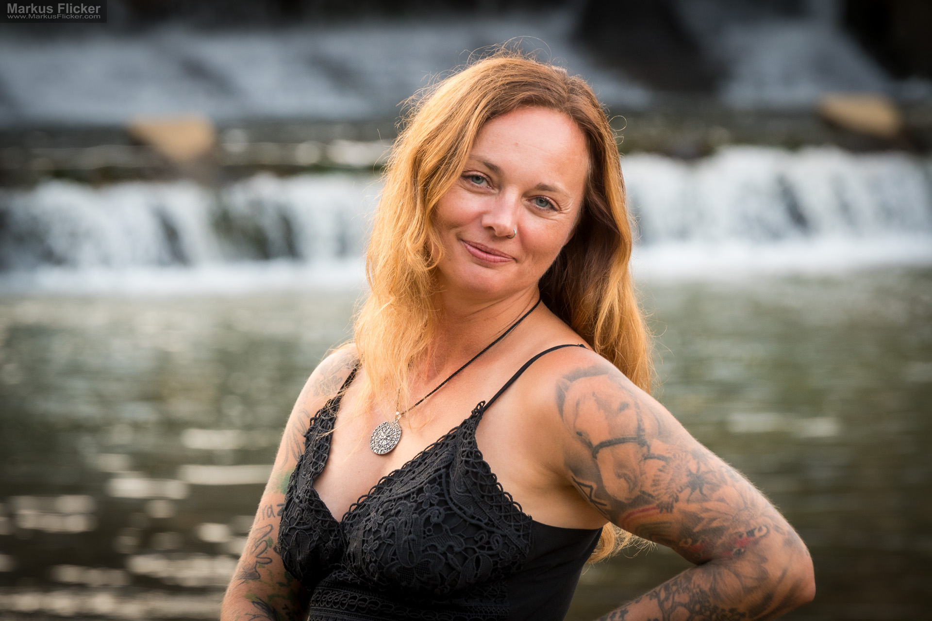 Du betrachtest gerade Sommerliches natürliches Portrait Model Shooting im schwarzen Kleid vor einem Wasserfall
