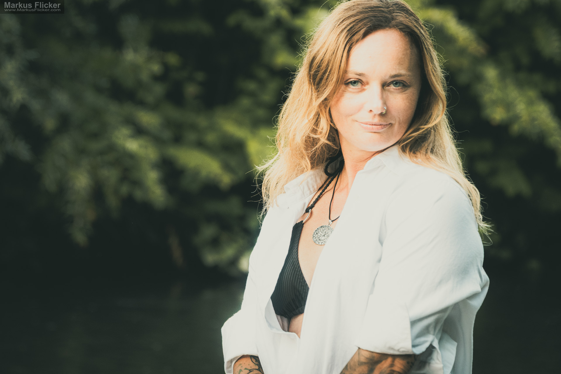 Du betrachtest gerade Sommerliches natürliches Portrait Model Shooting im schwarzen Bikini mit weißem Hemd am Fluss