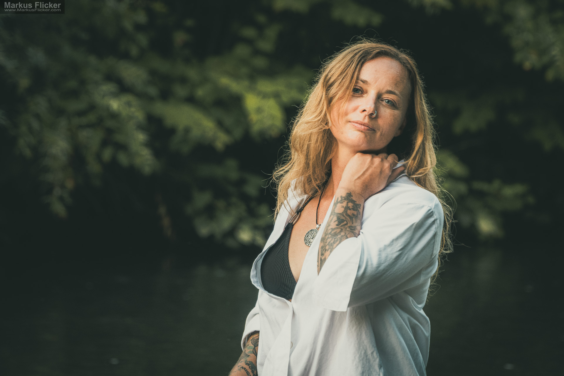 Sommerliches natürliches Portrait Model Shooting im schwarzen Bikini mit weißem Hemd am Fluss