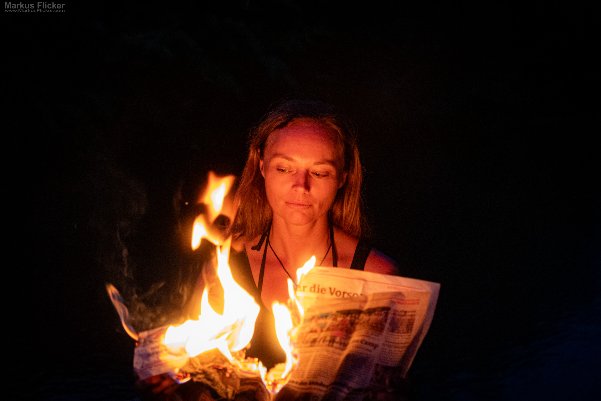 Model Shooting mit einer brennenden Zeitung am Fluss am Abend – außergewöhnliche Portrait Fotografie mit Feuer Du betrachtest gerade Model Shooting mit einer brennenden Zeitung am Fluss am Abend – außergewöhnliche Portrait Fotografie mit Feuer