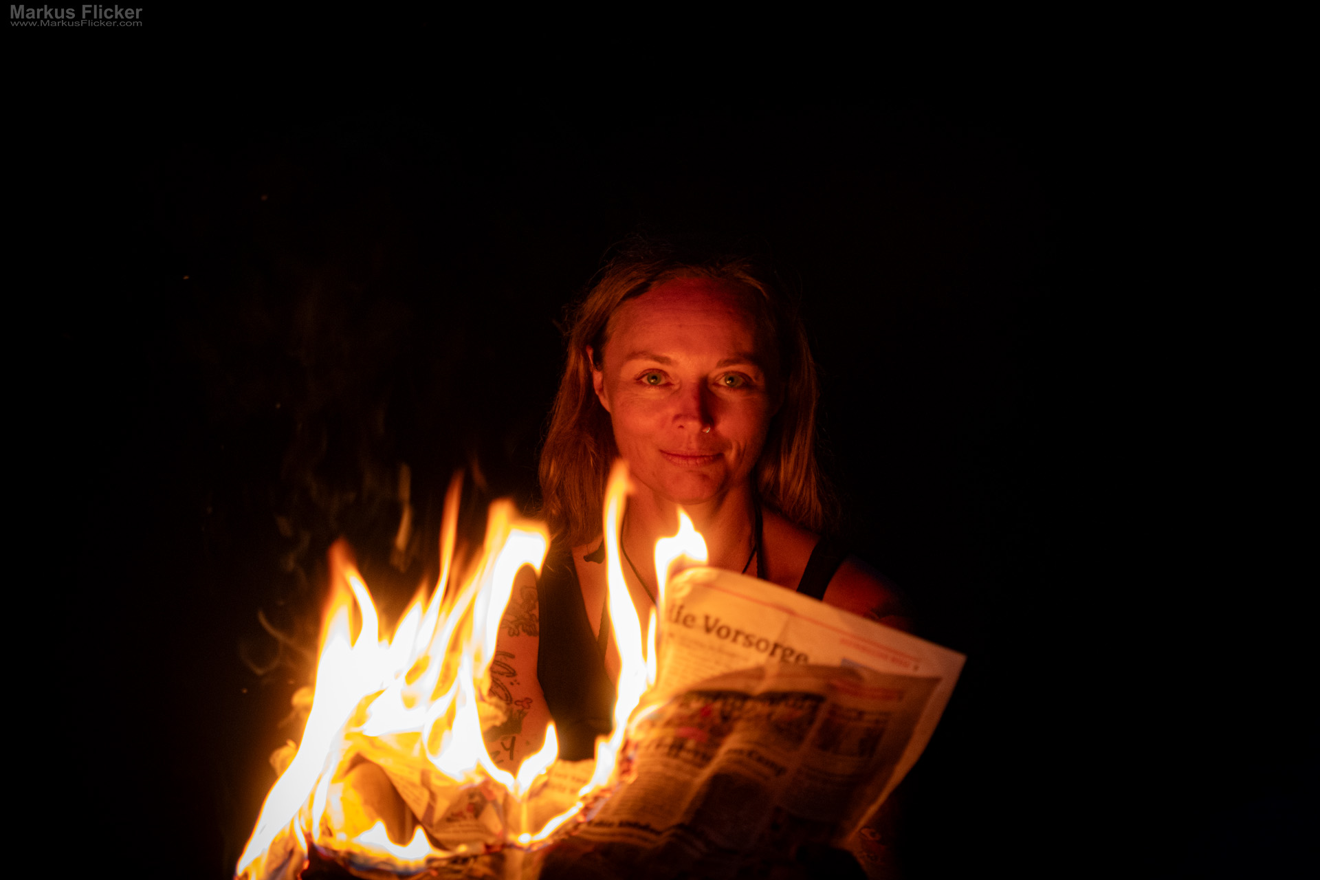 Model Shooting mit einer brennenden Zeitung am Fluss am Abend – außergewöhnliche Portrait Fotografie mit Feuer Model Shooting mit einer brennenden Zeitung am Fluss am Abend – außergewöhnliche Portrait Fotografie mit Feuer