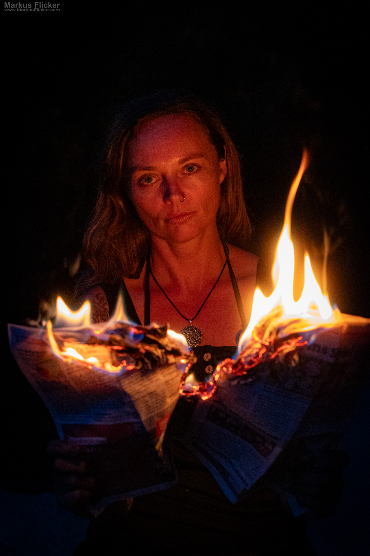 Model Shooting mit einer brennenden Zeitung am Fluss am Abend – außergewöhnliche Portrait Fotografie mit Feuer Model Shooting mit einer brennenden Zeitung am Fluss am Abend – außergewöhnliche Portrait Fotografie mit Feuer
