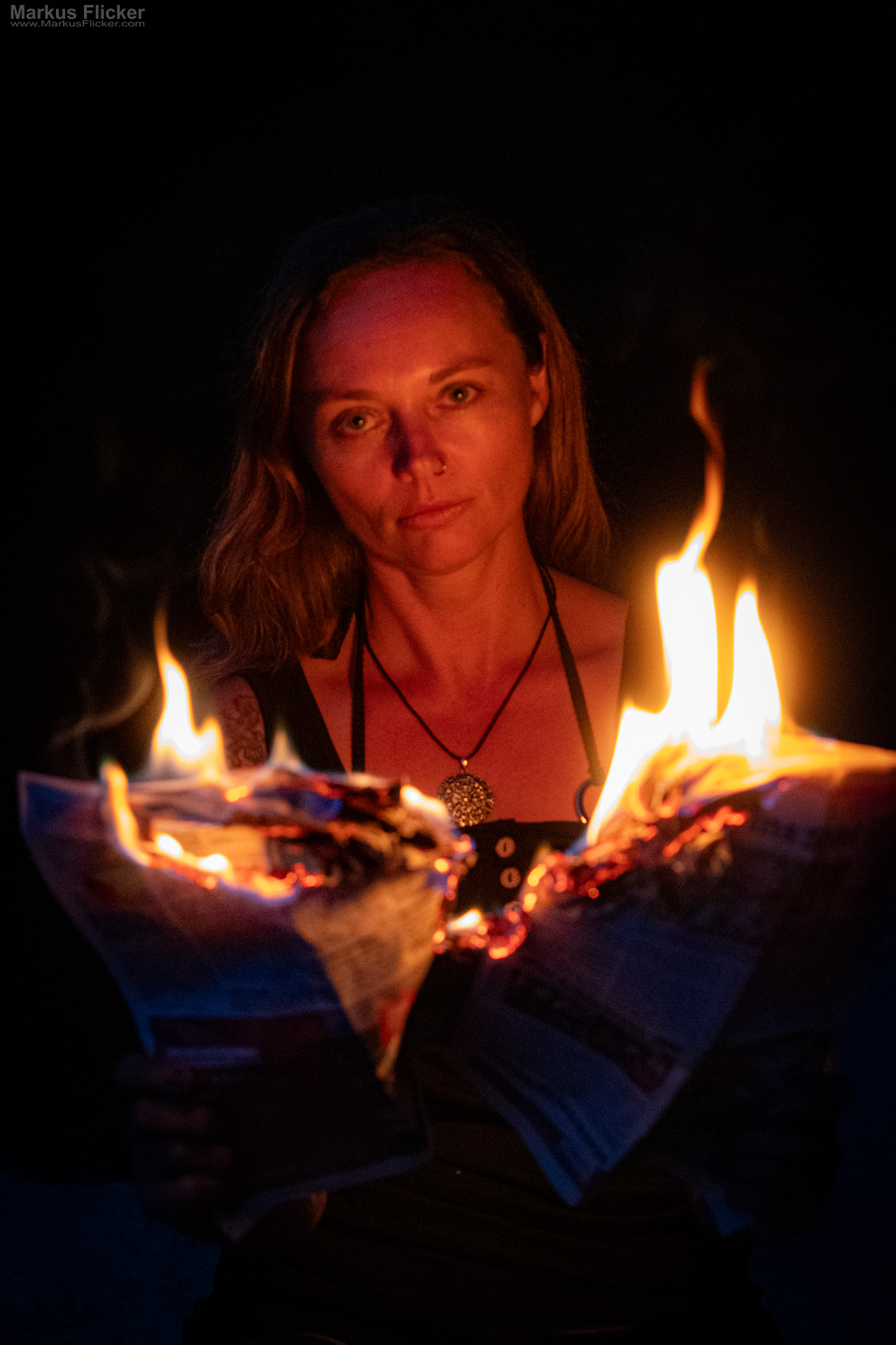 Model Shooting mit einer brennenden Zeitung am Fluss am Abend – außergewöhnliche Portrait Fotografie mit Feuer Model Shooting mit einer brennenden Zeitung am Fluss am Abend – außergewöhnliche Portrait Fotografie mit Feuer