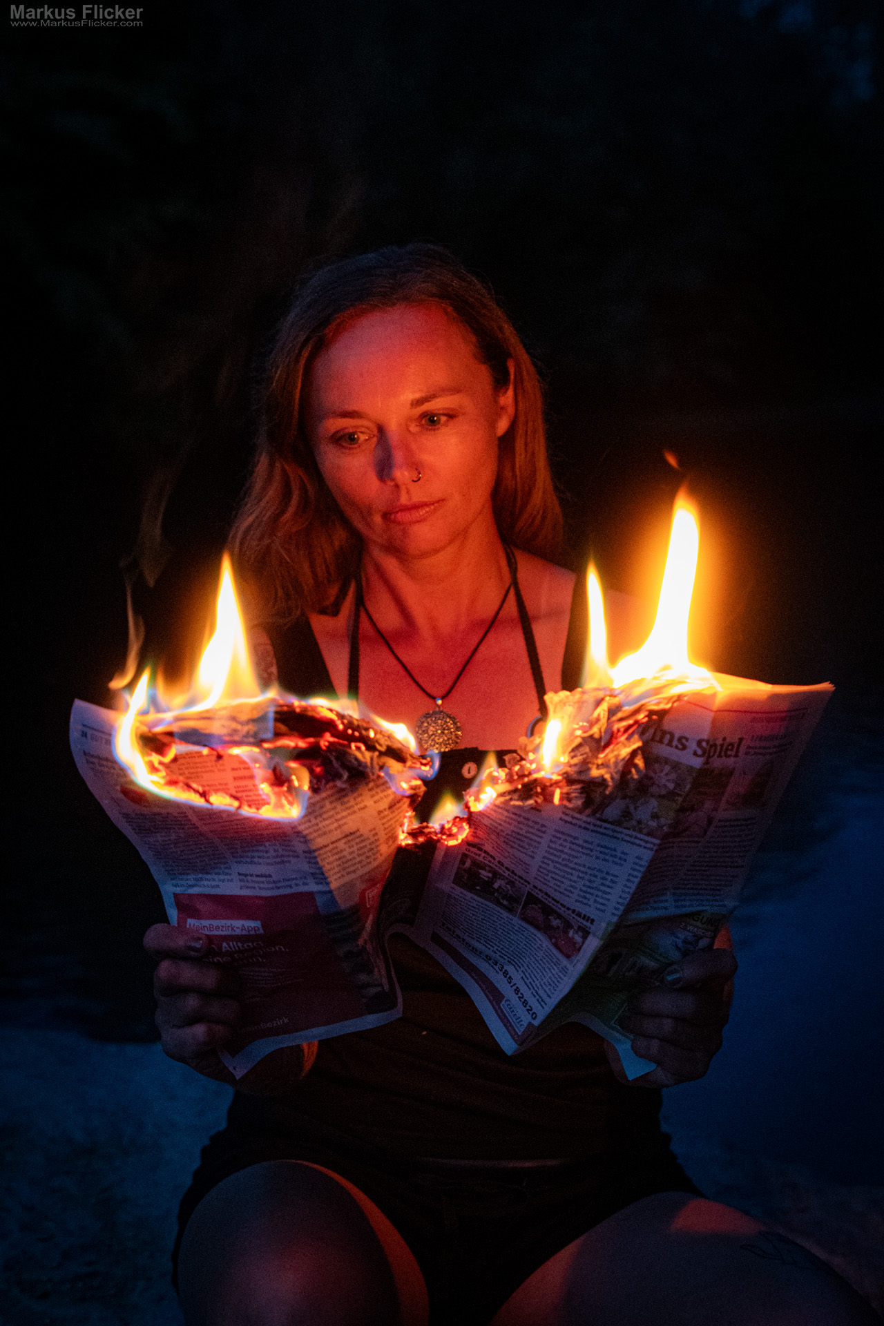 Model Shooting mit einer brennenden Zeitung am Fluss am Abend – außergewöhnliche Portrait Fotografie mit Feuer Model Shooting mit einer brennenden Zeitung am Fluss am Abend – außergewöhnliche Portrait Fotografie mit Feuer