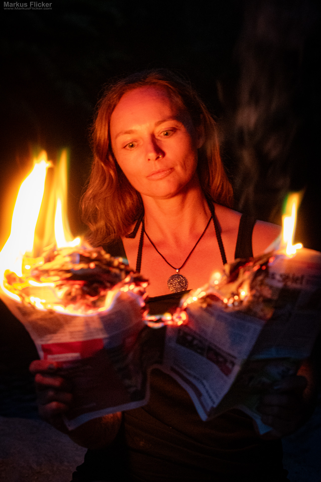 Model Shooting mit einer brennenden Zeitung am Fluss am Abend – außergewöhnliche Portrait Fotografie mit Feuer Model Shooting mit einer brennenden Zeitung am Fluss am Abend – außergewöhnliche Portrait Fotografie mit Feuer