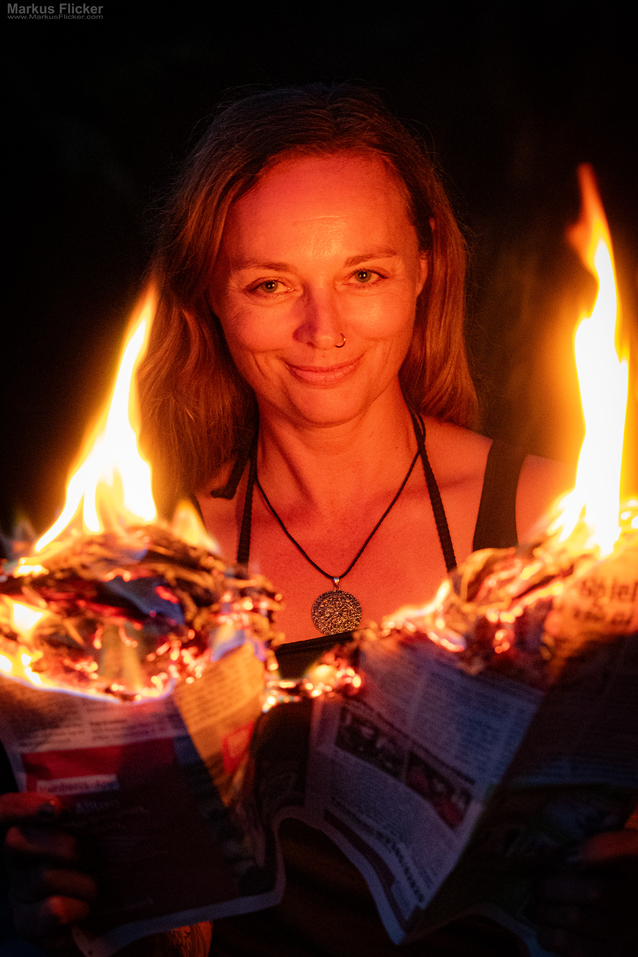 Model Shooting mit einer brennenden Zeitung am Fluss am Abend – außergewöhnliche Portrait Fotografie mit Feuer Model Shooting mit einer brennenden Zeitung am Fluss am Abend – außergewöhnliche Portrait Fotografie mit Feuer