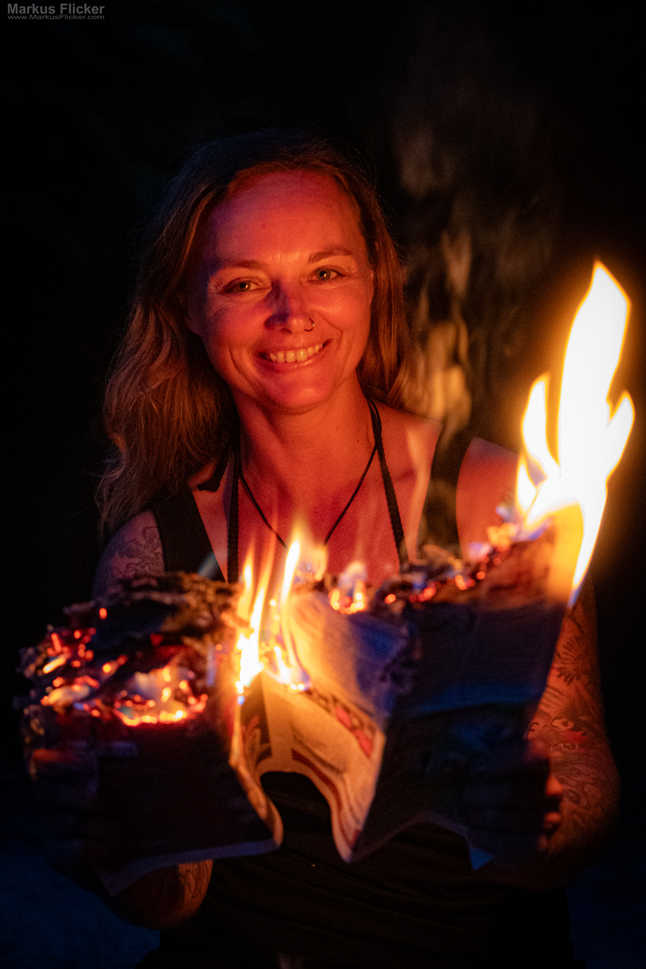 Model Shooting mit einer brennenden Zeitung am Fluss am Abend – außergewöhnliche Portrait Fotografie mit Feuer Model Shooting mit einer brennenden Zeitung am Fluss am Abend – außergewöhnliche Portrait Fotografie mit Feuer