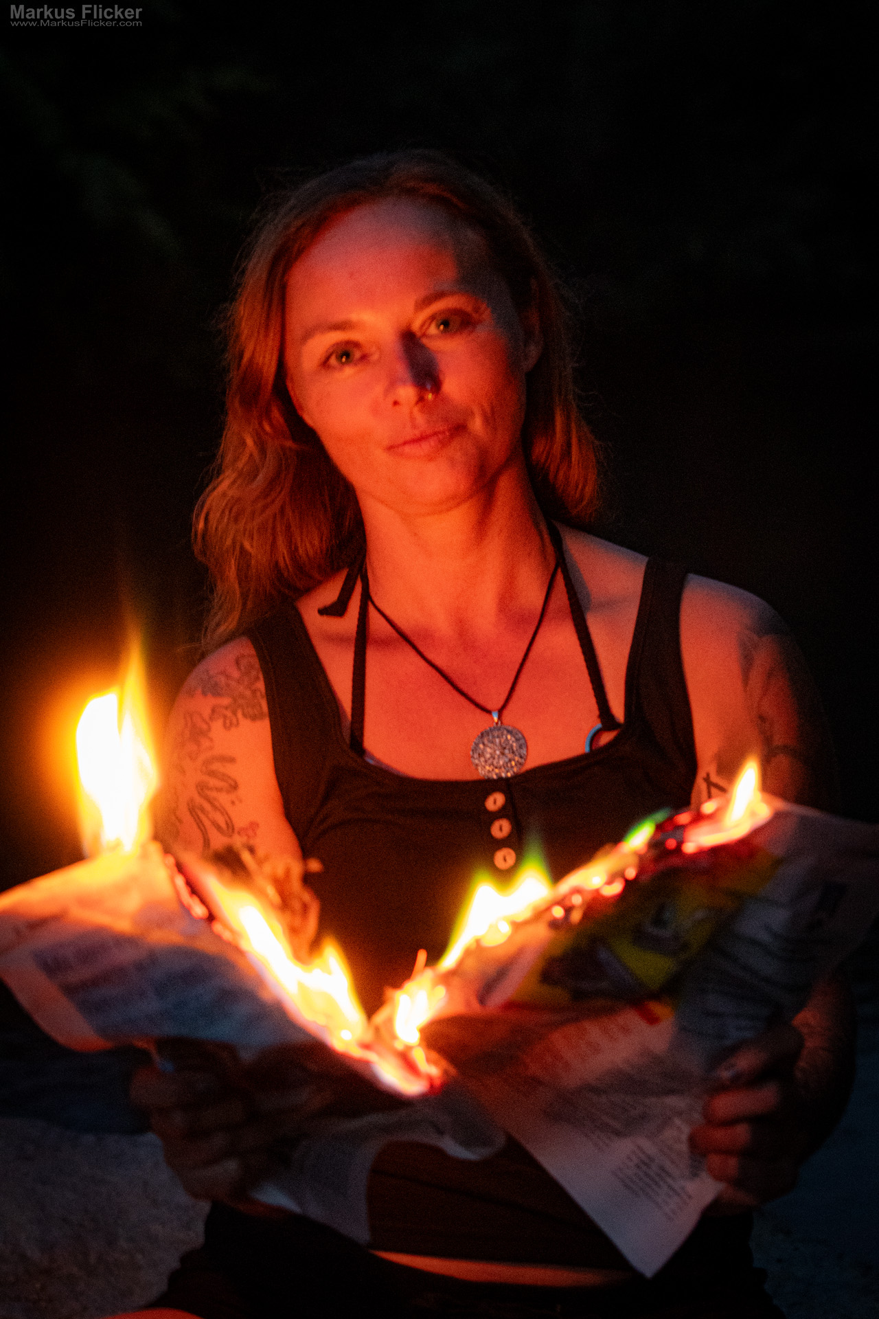 Model Shooting mit einer brennenden Zeitung am Fluss am Abend – außergewöhnliche Portrait Fotografie mit Feuer Model Shooting mit einer brennenden Zeitung am Fluss am Abend – außergewöhnliche Portrait Fotografie mit Feuer
