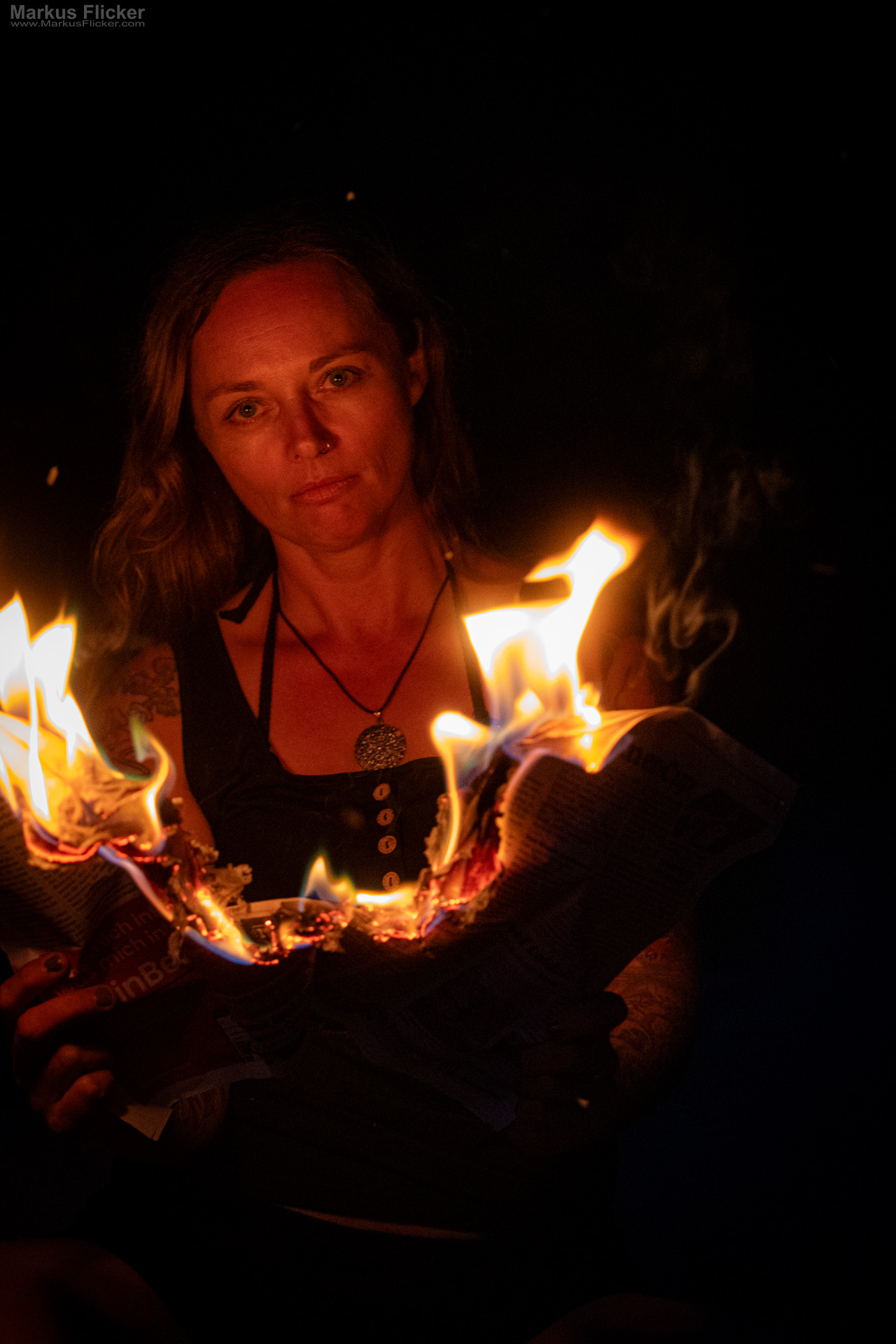 Model Shooting mit einer brennenden Zeitung am Fluss am Abend – außergewöhnliche Portrait Fotografie mit Feuer Model Shooting mit einer brennenden Zeitung am Fluss am Abend – außergewöhnliche Portrait Fotografie mit Feuer