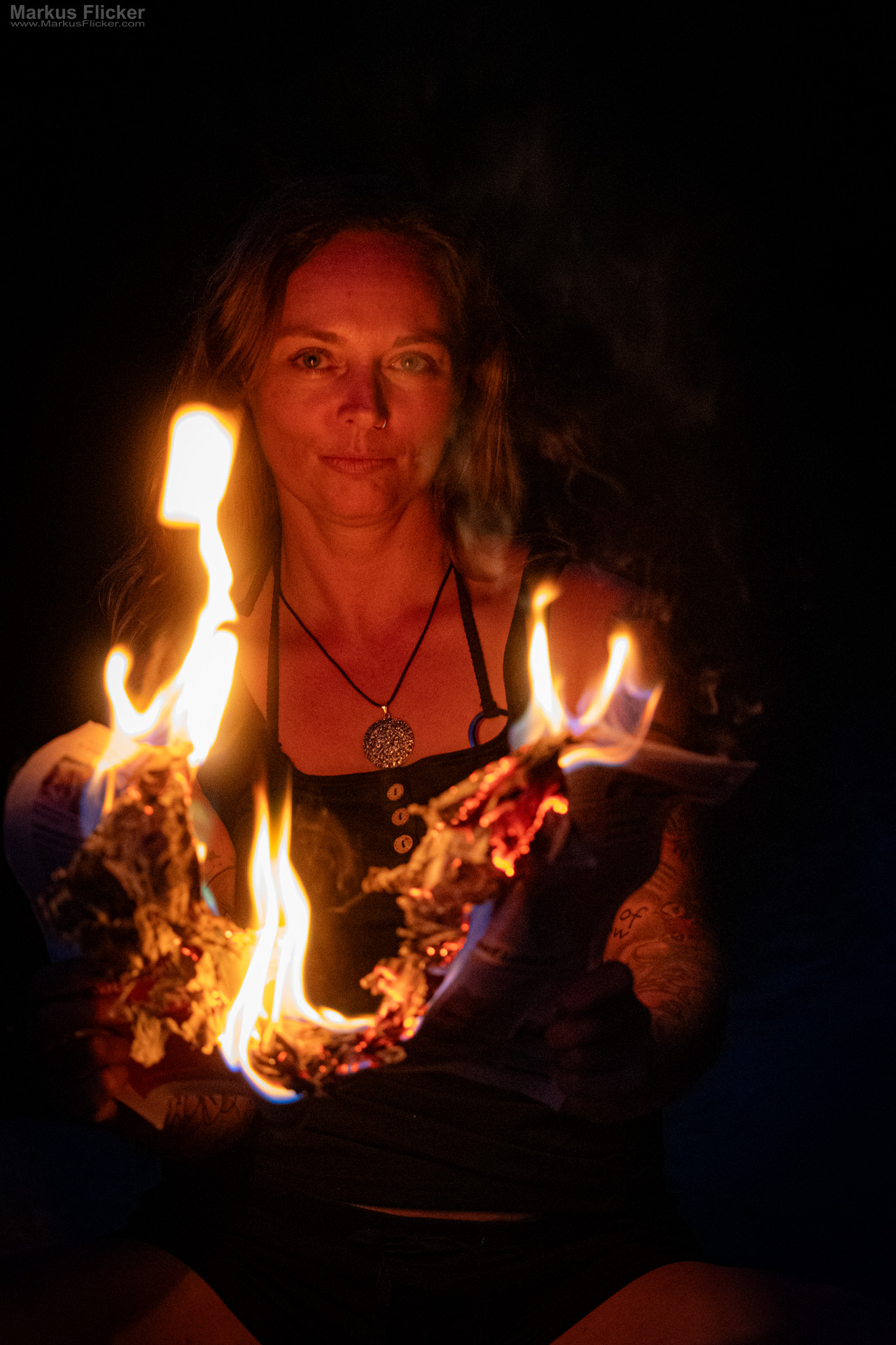 Model Shooting mit einer brennenden Zeitung am Fluss am Abend – außergewöhnliche Portrait Fotografie mit Feuer Model Shooting mit einer brennenden Zeitung am Fluss am Abend – außergewöhnliche Portrait Fotografie mit Feuer