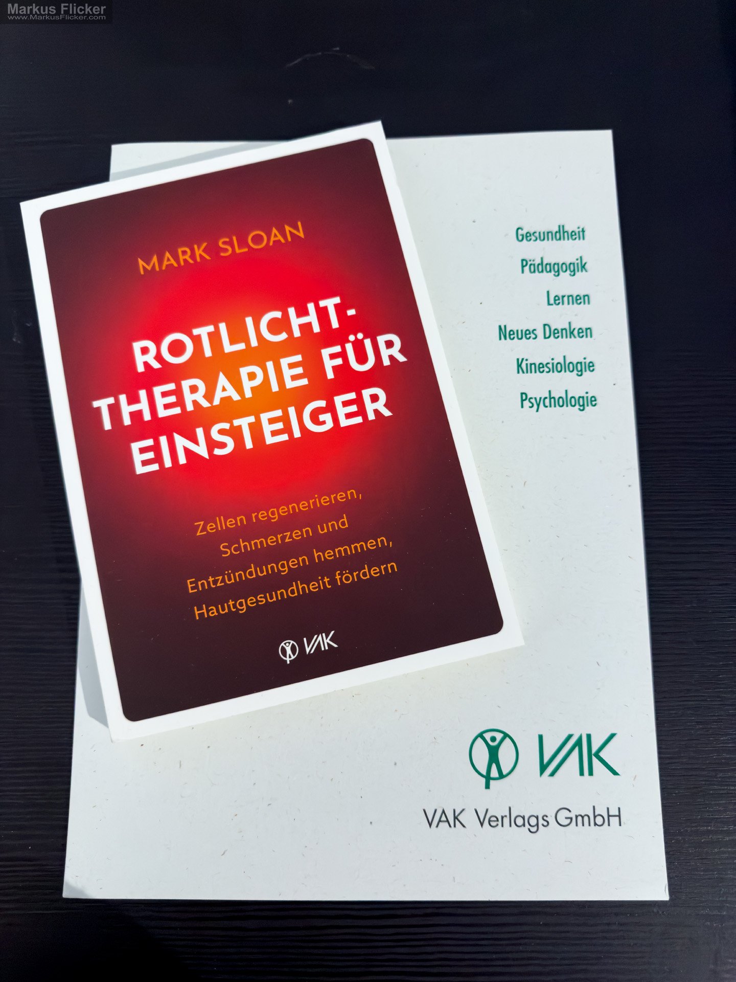 Rotlichttherapie für Einsteiger: Zellen regenerieren, Schmerzen und Entzündungen hemmen, Hautgesundheit fördern von Mark Sloan Rotlichttherapie für Einsteiger: Zellen regenerieren, Schmerzen und Entzündungen hemmen, Hautgesundheit fördern von Mark Sloan